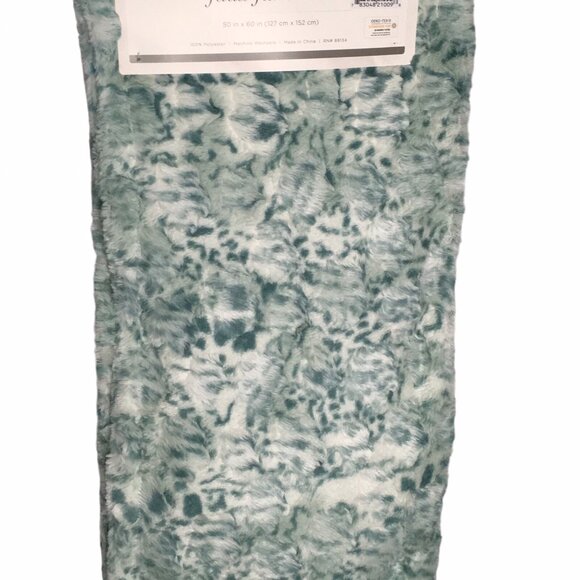 Faux Fur Green White Plush Throw Blanket 50" X 60" Cozy Winter - Picture 8 of 10